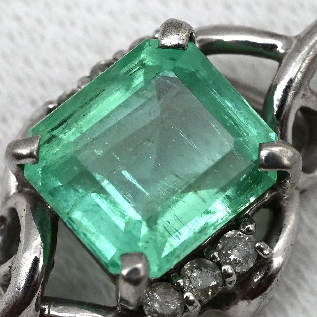 ペンダントトップ エメラルド 1.5ct ダイヤ 0.1ct グリーン×プラチナ